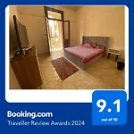 Comfy Private Room With Big Sunny Balcony Near Cairo Airport مكان مودرن للاقامة دقائق من مطار القاهرة الدولى