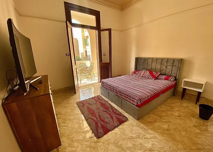 Comfy Private Room With Big Sunny Balcony Near Cairo Airport مكان مودرن للاقامة دقائق من مطار القاهرة الدولى