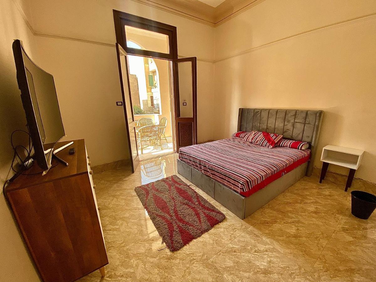Sunny Balcony Retreat: Modern Near Airport Guest house *